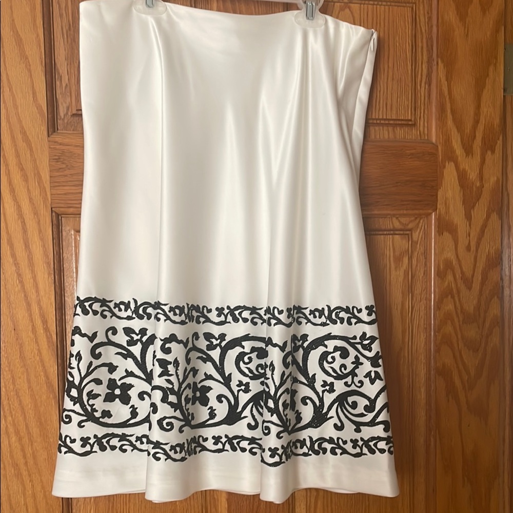 WHBM  dressy White and Black Patterned Skirt